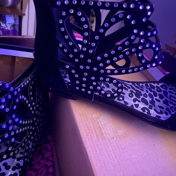 Sandals - Picture 2 of 4